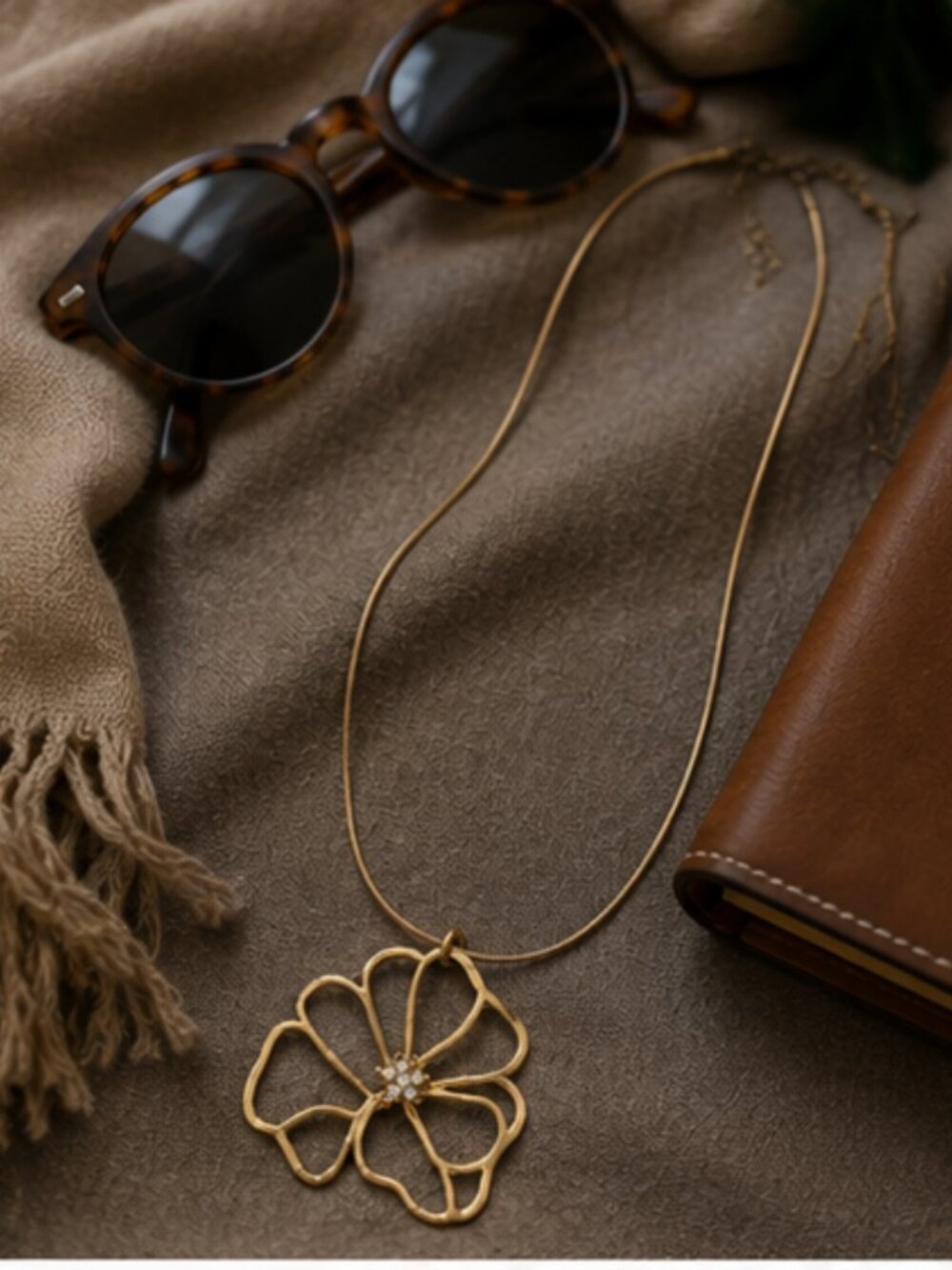 Vintage Gold Flower Pendant & Necklace